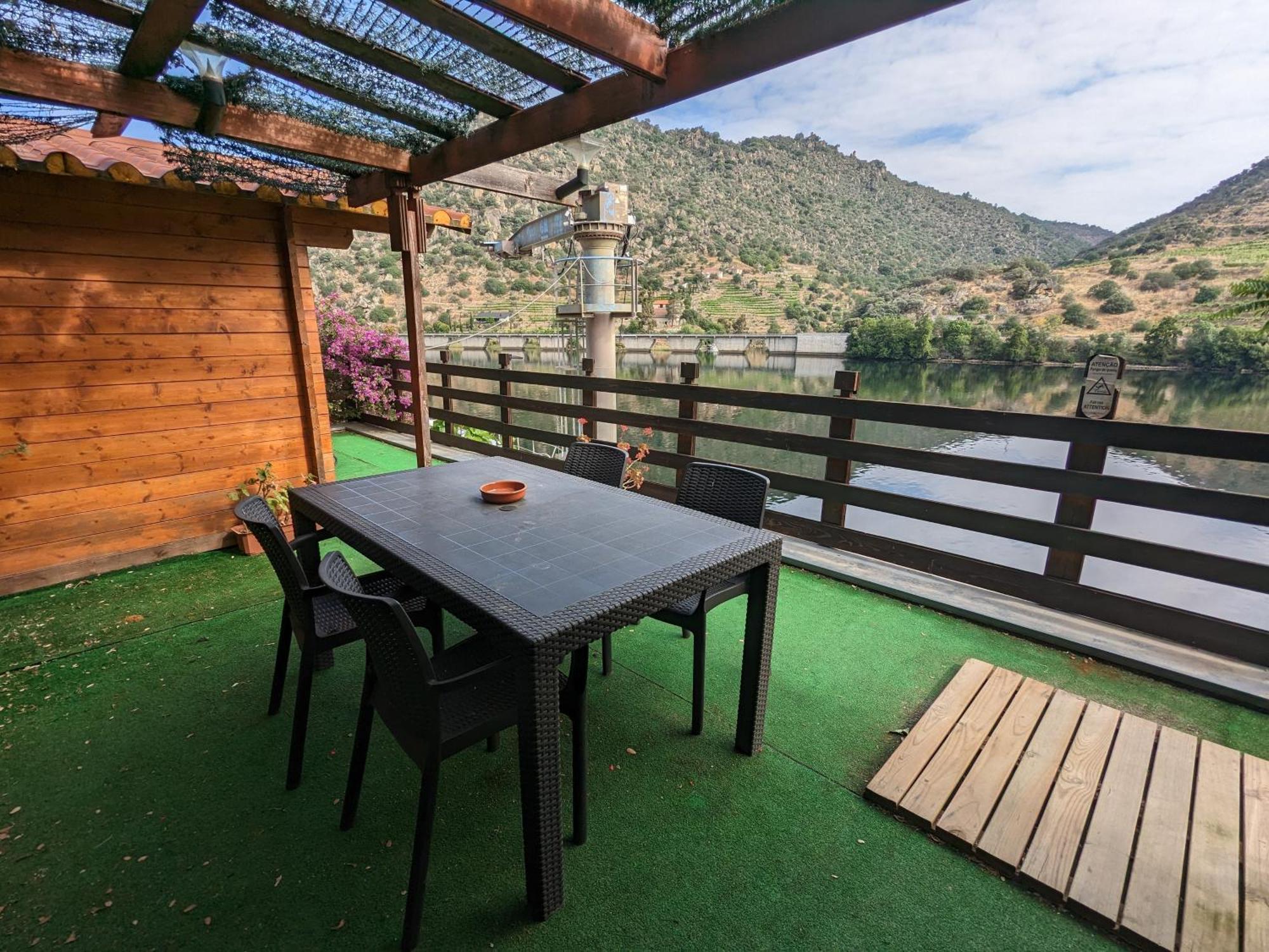 Douro Yacht Charter & Bungalows Сан-Жуан-да-Пешкейра Екстер'єр фото